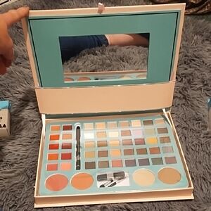 Colorful Eyeshadow Palette with Mirror